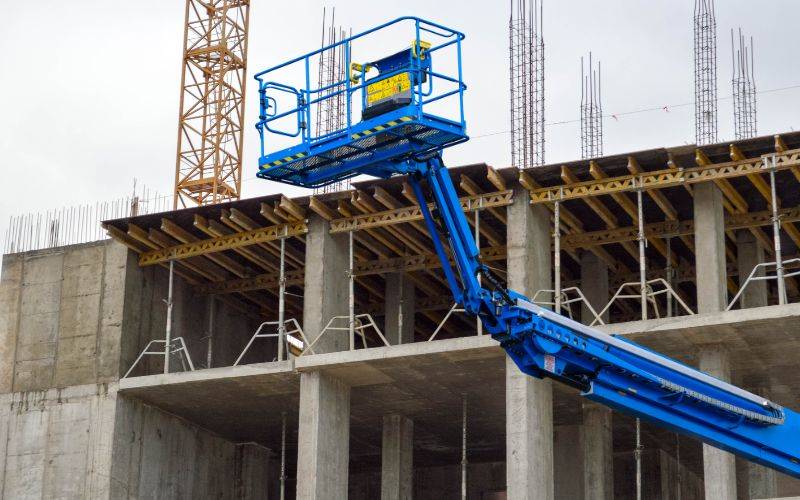 ¿Cuándo conviene rentar plataformas de elevación en construcción?