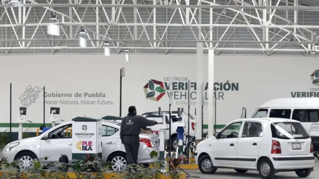 solo el 40 por ciento de los automovilistas en Puebla cumplió con la verificación vehicular, en primer semestre