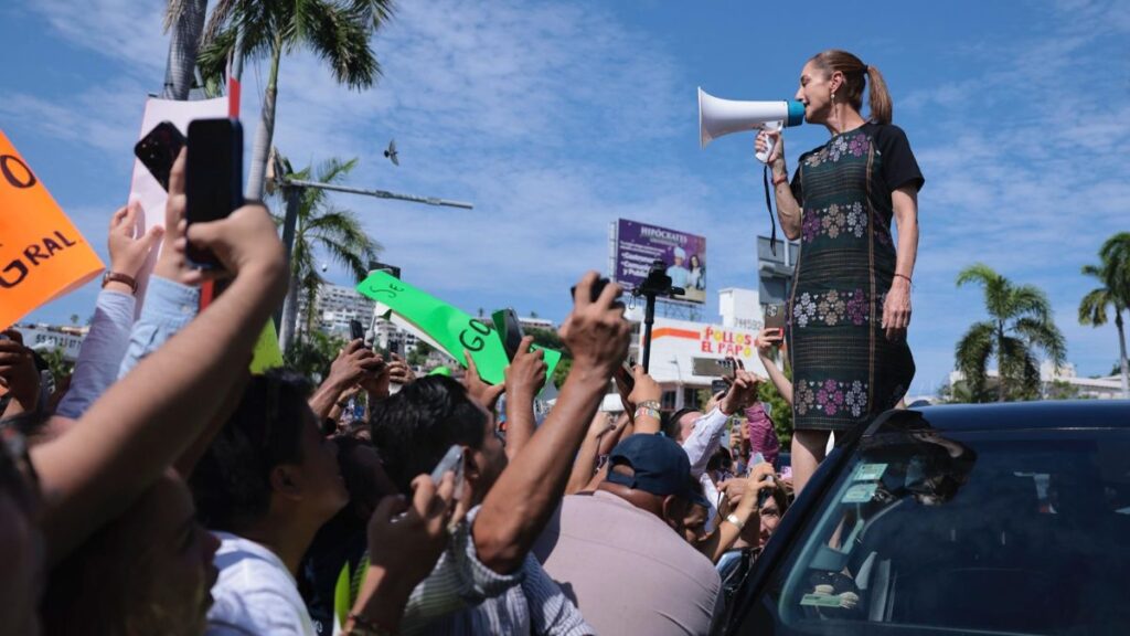 La presidenta Claudia Sheinbaum Pardo siendo recibida en Acapulco, Guerrero