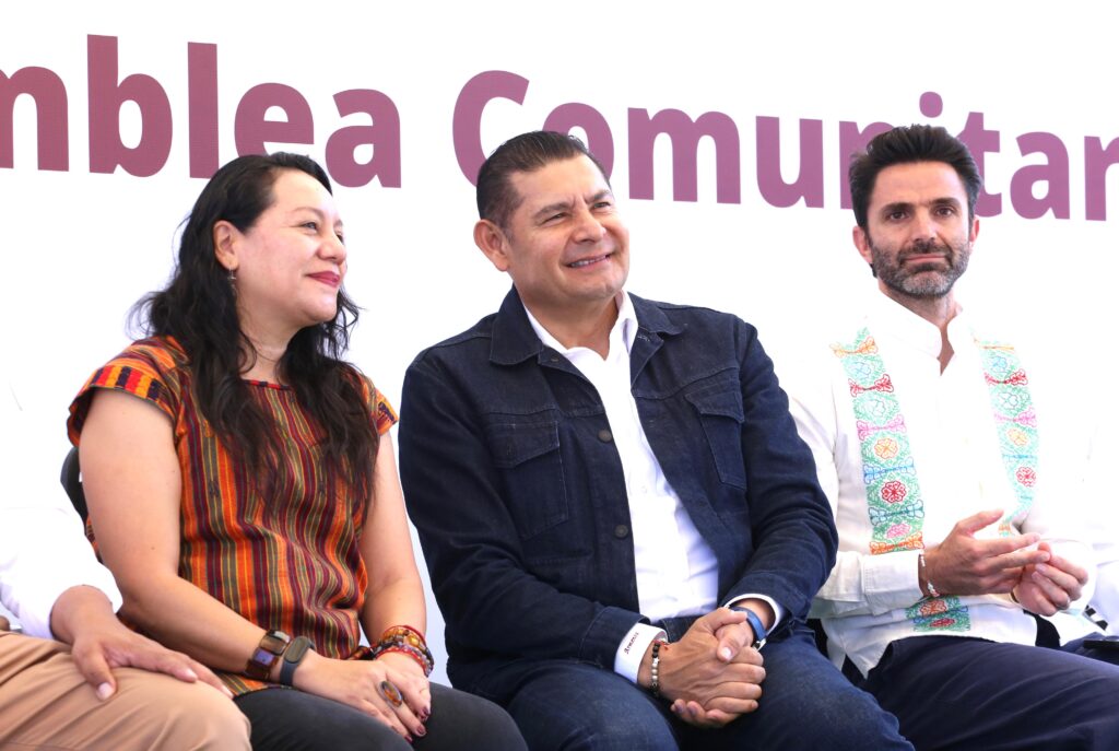 María Luisa Albores (a la izquierda), Alejandro Armenta (en medio) y Rodrigo Abdala (a la derecha)