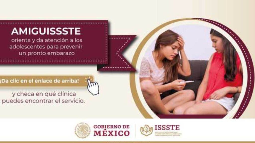 Adolescente mostrándole a su madre una prueba de embarazo.