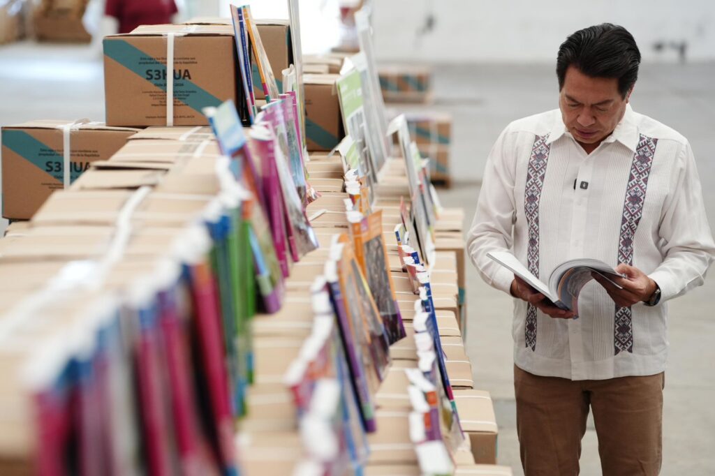 Mario Delgado, titular de la SEP, revisando los nuevos libros de texto