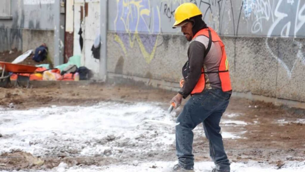 trabajador de la construcción realizando labores en una zona de obra