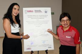 Rectora de la BUAP Liliana Cedillo y Rebeca Bañuelos Guadarrama, Representante de la (SMADSOT), firman convenio.