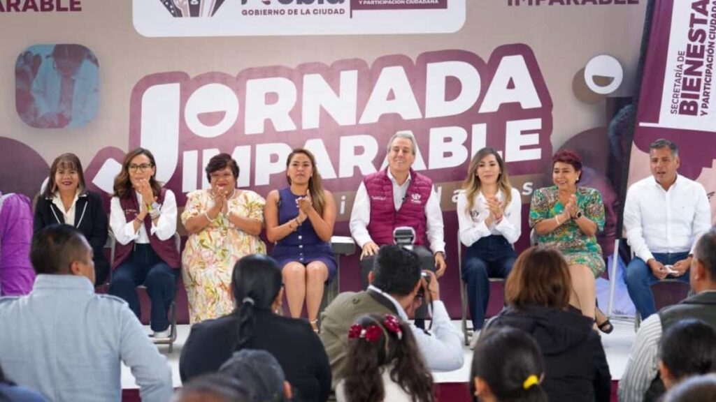 Evento titulado "Jornada Imparable". En primer plano, varias figuras públicas, incluyendo a Pepe Chedraui Budib.