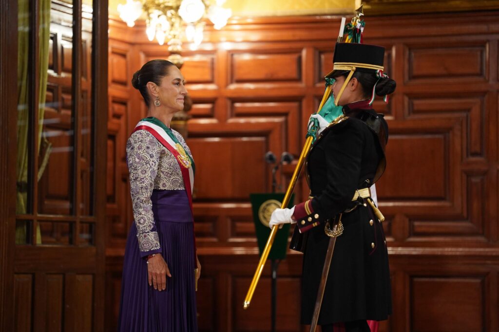 Claudia Sheinbaum recibe la bandera por parte de la teniente Jennifer Samantha Torres Jiménez previo a Grito de Independencia