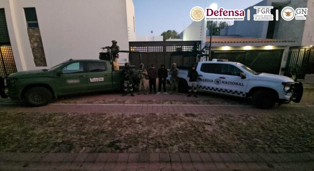 Agentes de Defensa y Guardia Nacional resguardando a Armando "N"
