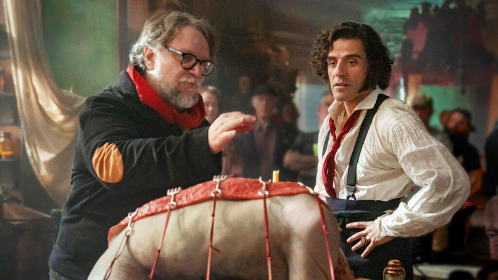 El director Guillermo del Toro, junto al actor Oscar Isaac en la producción de la película Frankenstein