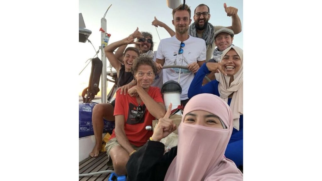 Tripulación del Mikeno, la nave de la Flotilla Global Sumud más cercana a Gaza. El capitán Muhammad Kuchuktigin (de lentes y cabello corto) es el primer navegante en cruzar el cerco militar de Israel