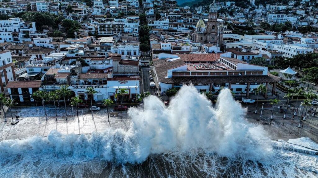 Malecón de Puerto Vallarta, Jalisco azotado por un oleaje intenso provocado por el huracán Priscilla