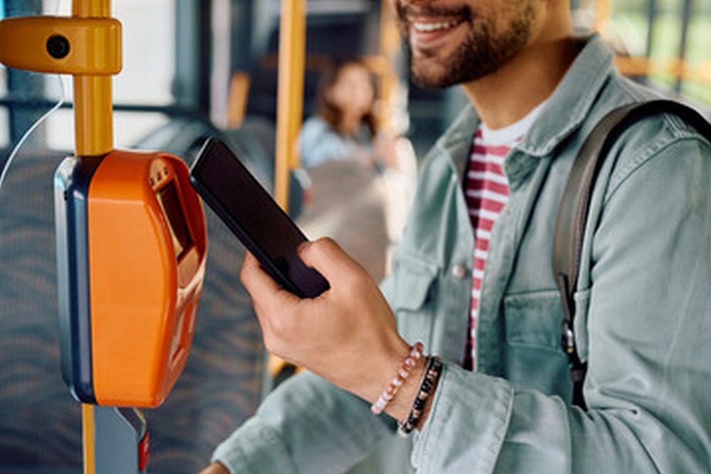 Hombre usando pago contactless en transporte público