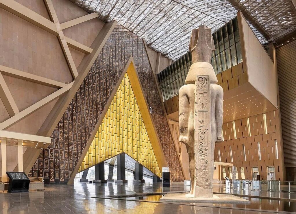 Entrada al GEM, vista trasera de la estatua de Ramsés II