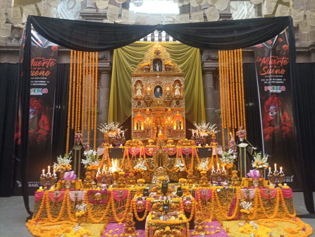 Ofrenda dedicada a Juan Palafox I. Mendoza en el Palacio Municipal