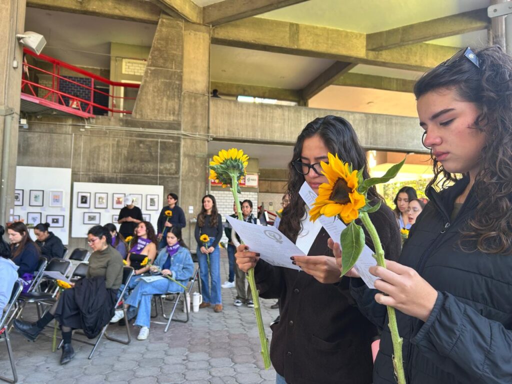 Estudiantes de Ibero cantan himno feminista