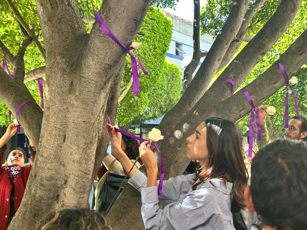 Los listones representan la opresión a la que somete la violencia