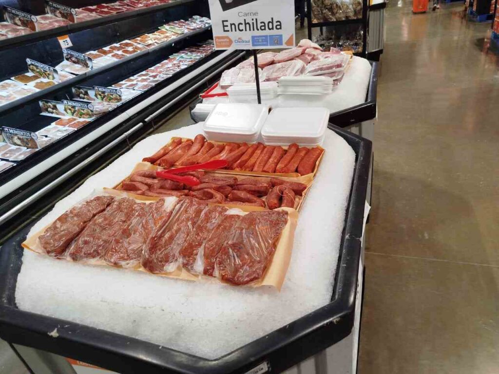 Supermercados de Puebla capital exhiben carnes sobre hielo; ¿es salubre?