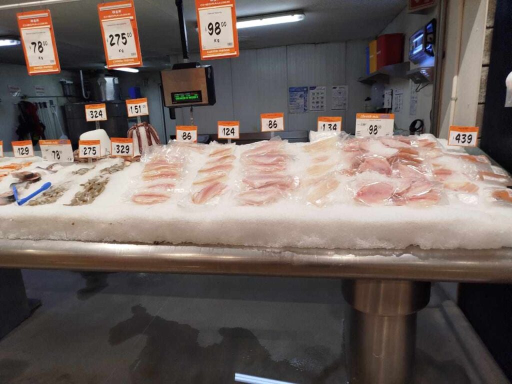 Supermercados de Puebla capital exhiben carnes sobre hielo; ¿es salubre?