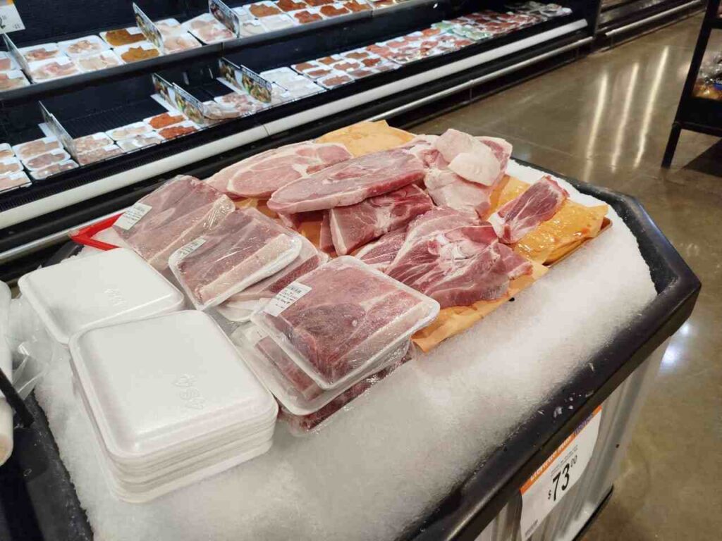 Supermercados de Puebla capital exhiben carnes sobre hielo; ¿es salubre?