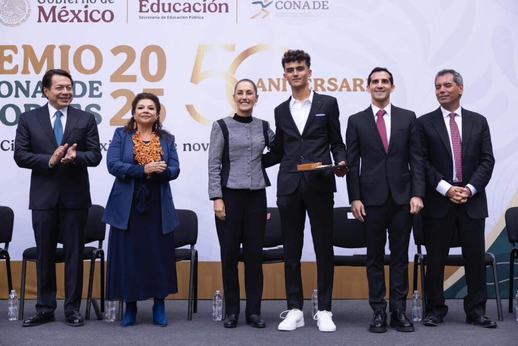 La presidenta Claudia Sheinbaum entregando el premio al ciclista Isaac del Toro