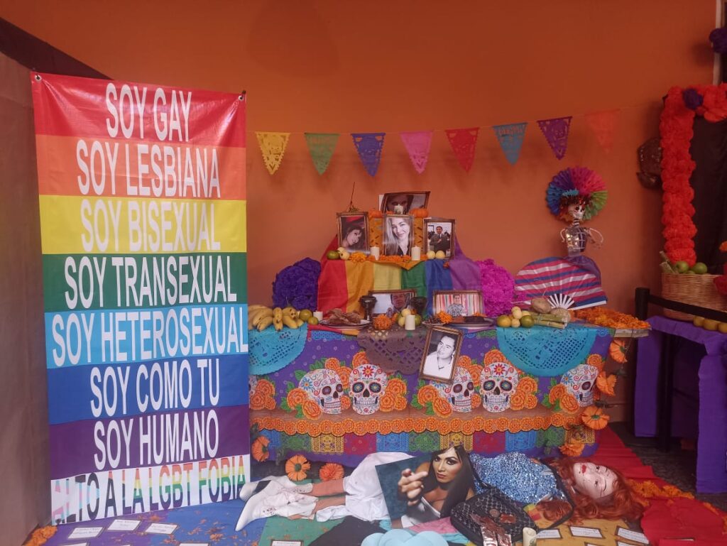 Ofrenda dedicada a la comunidad LGBTTIQ+ en la Casa de la Cultura