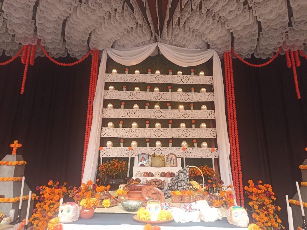 Ofrenda que honra a las mujeres indígenas