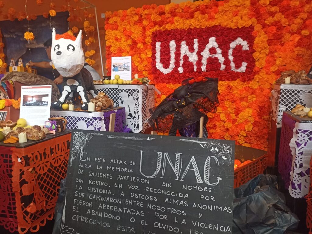 Ofrenda a víctimas anónimas puesta por la UNAC