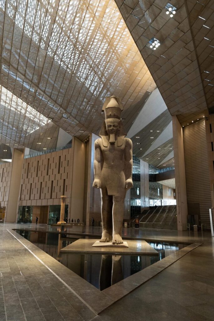 Estatua de 11 metros de altura dedicada al faraón Ramsés II