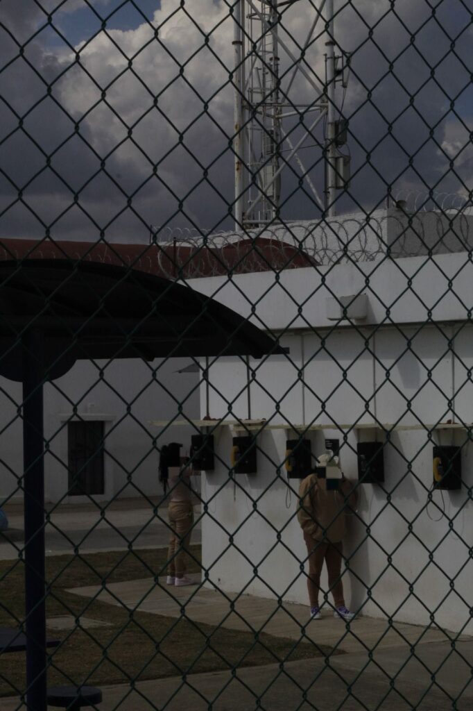 Cabinas télefonicas en el penal de Ciudad Serdán