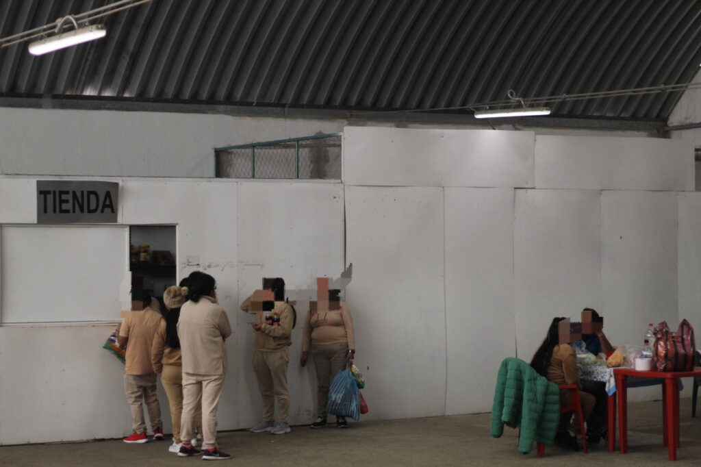 Tienda en zona de comedor del penal femenil de Ciudad Serdán