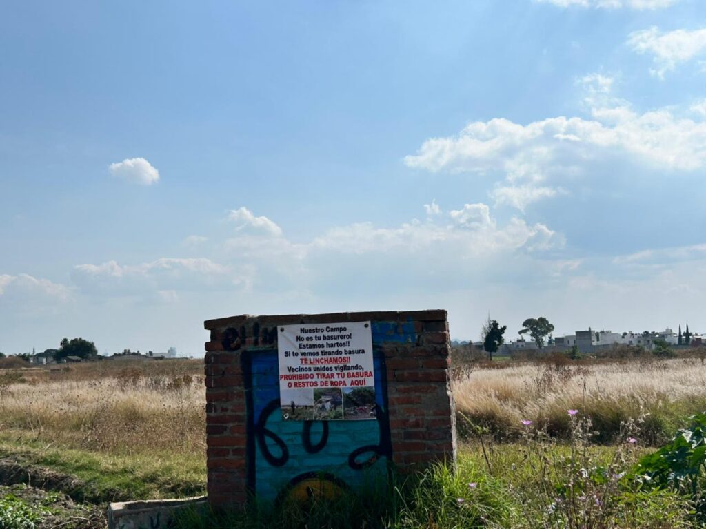 Letrero de advertencia por tiradero clandestino en Xixitla