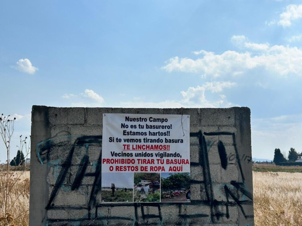 Letrero de advertencia por tiradero clandestino en Xixitla