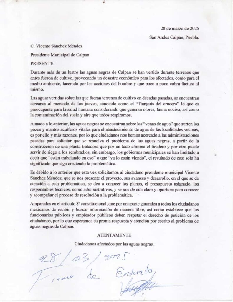 Este desagüe en la vía no solo genera malos olores, sino que la capa residual hace la superficie extremadamente resbaladiza, lo que ya ha provocado varios accidentes