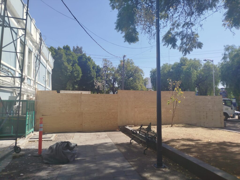 Mampara de madera rodea obras de rehabilitación en Paseo Bravo