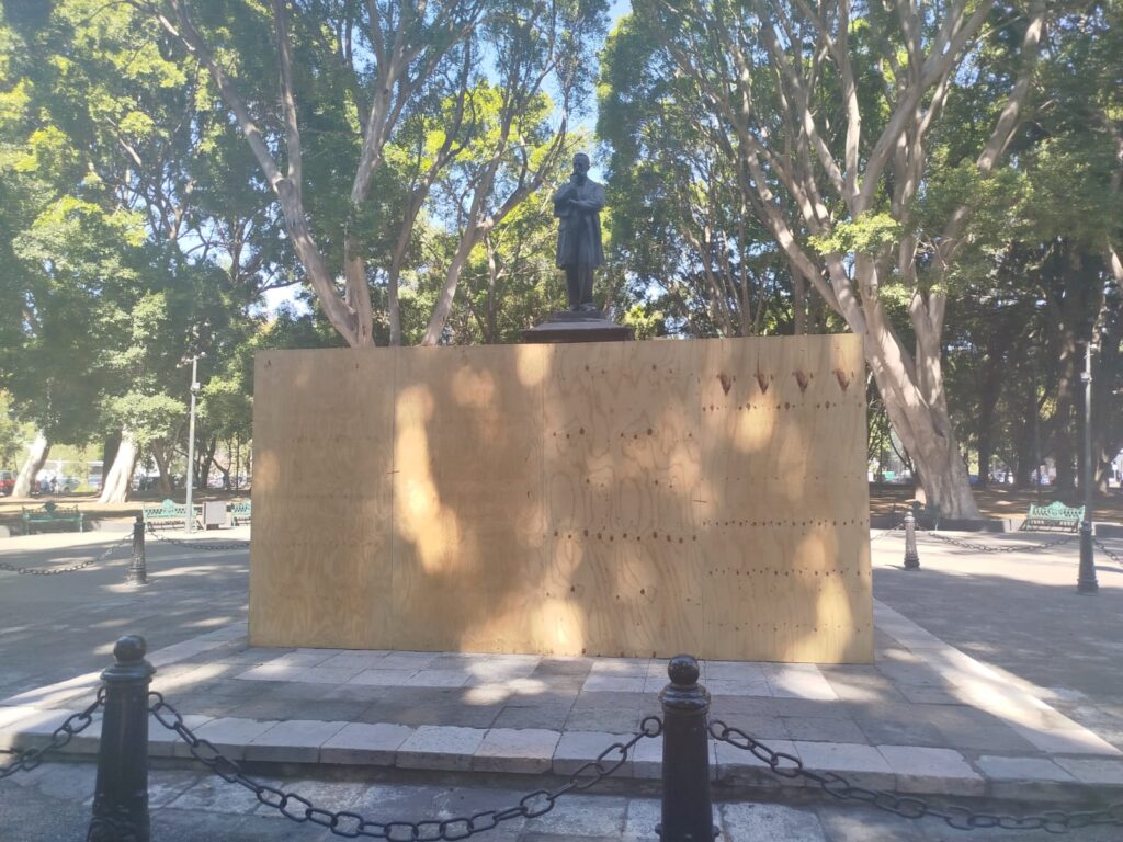 Protección de estatua en Paseo Bravo