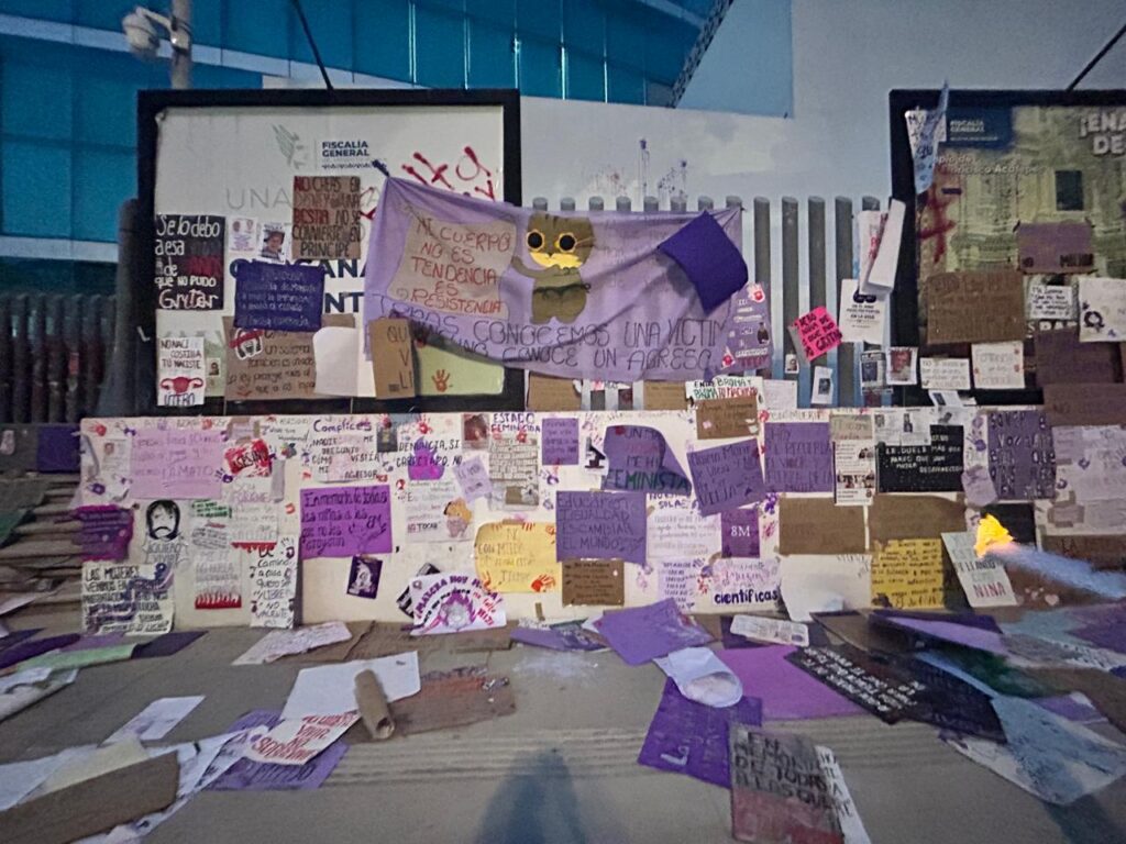 Pancartas en la Fiscalía de Puebla durante 8M 2026