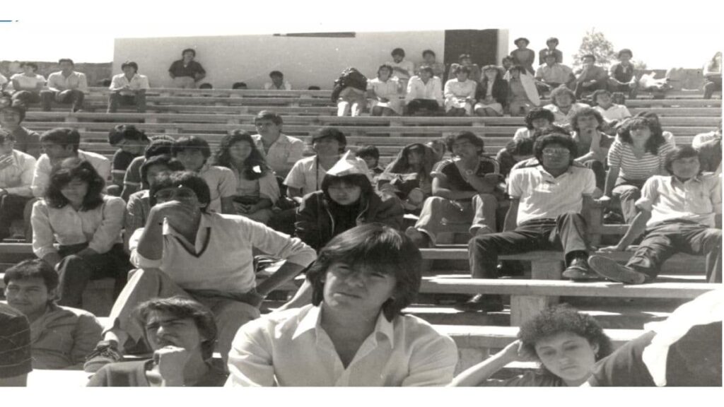 Estudiantes universitarios en la década de los 80 en instalaciones académicas (abajo a la derecha aparece la actual presidenta de México, Claudia Sheinbaum Pardo)