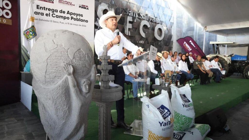 El gobernador Alejandro Armenta Mier recibiendo una artesanía hecha en piedra por los artesanos de San Salvador el Seco