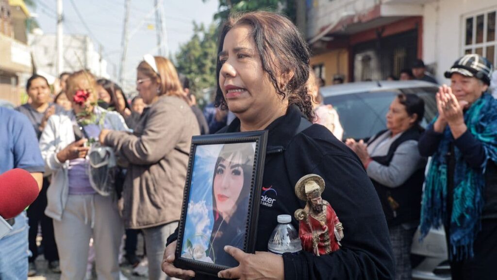 Blanca Montiel, madre de Blanca Adriana Vázquez Montiel, en cortejo funerario