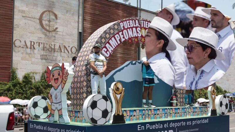 Por 3° ocasión, rectora encabeza contingente de BUAP en desfile del 5 de Mayo