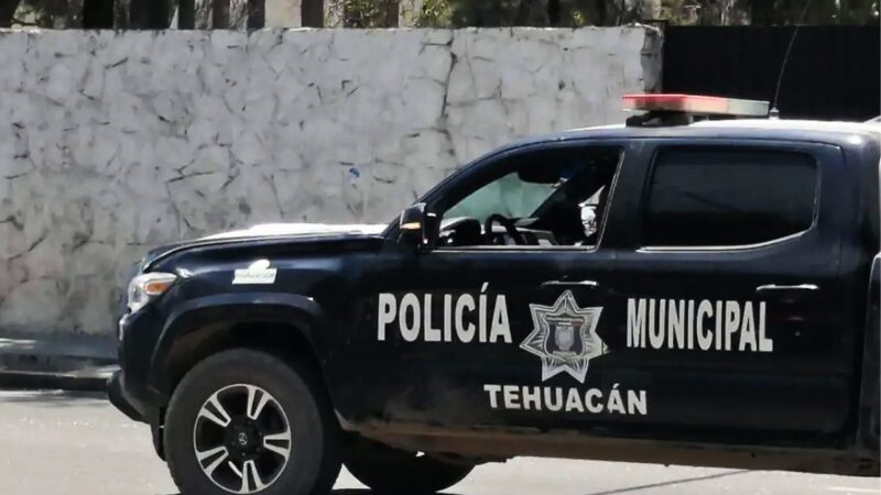 Suspenden a policía de Tehuacán tras agredir a reportero durante cobertura