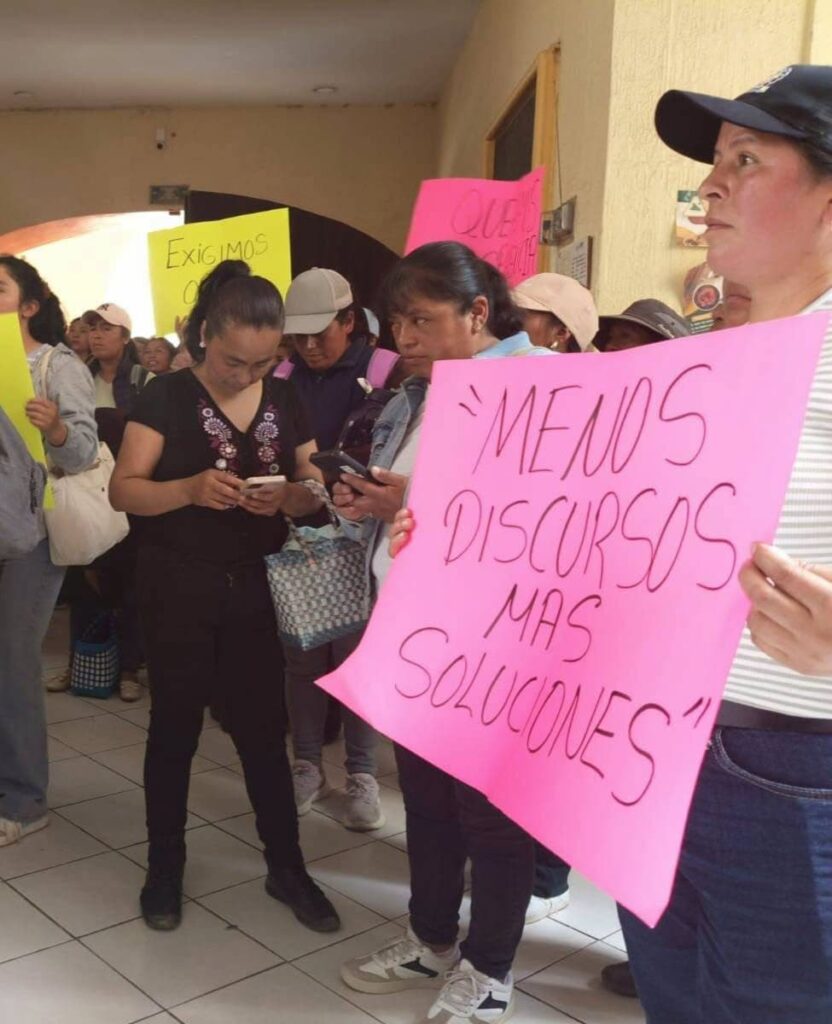 Con manifestación, pobladores de Ajalpan piden al ayuntamiento más obra pública