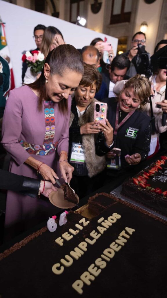 La presidenta Claudia Sheinbaum celebrando su cumpleaños junto a reporteros