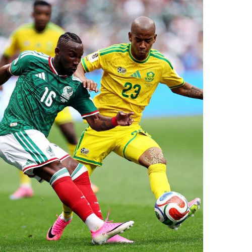 Jayden Adams junto a Julián Andrés Quiñones Quiñones, de la Selección Mexicana, en el partido inaugural de la Copa Mundial 2026