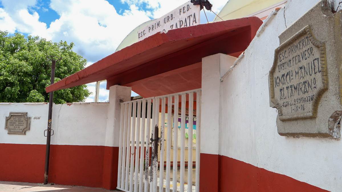 Cierran calle Zaragoza por socavón frente a escuela en Coronango; analizan rehabilitación