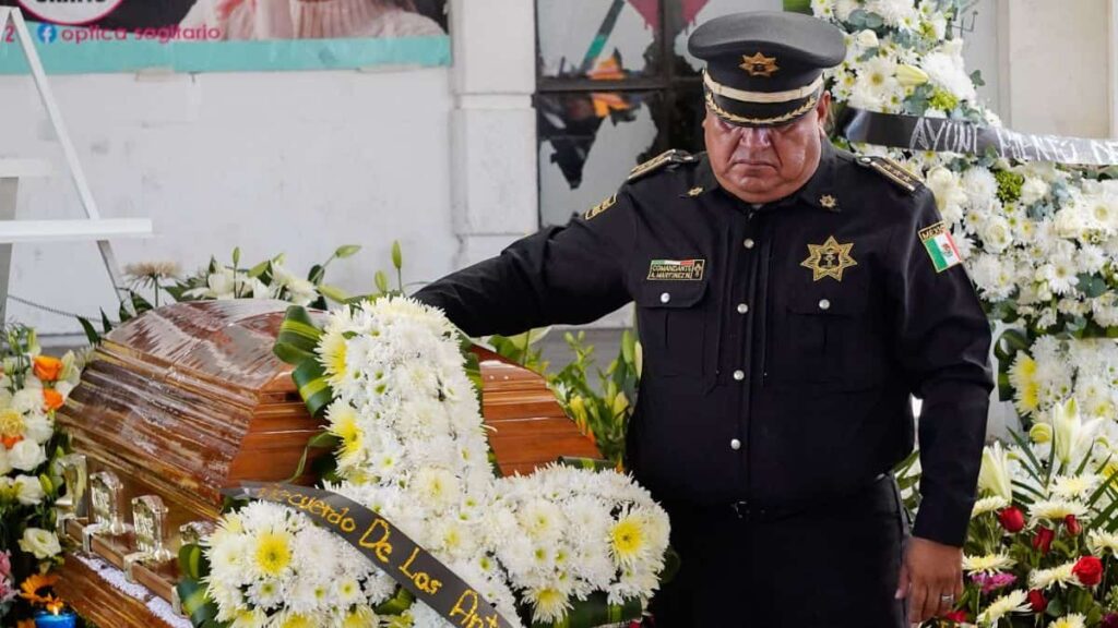 Oficiales de la Policía Municipal de Ocoyucan despidiéndose del comandante 